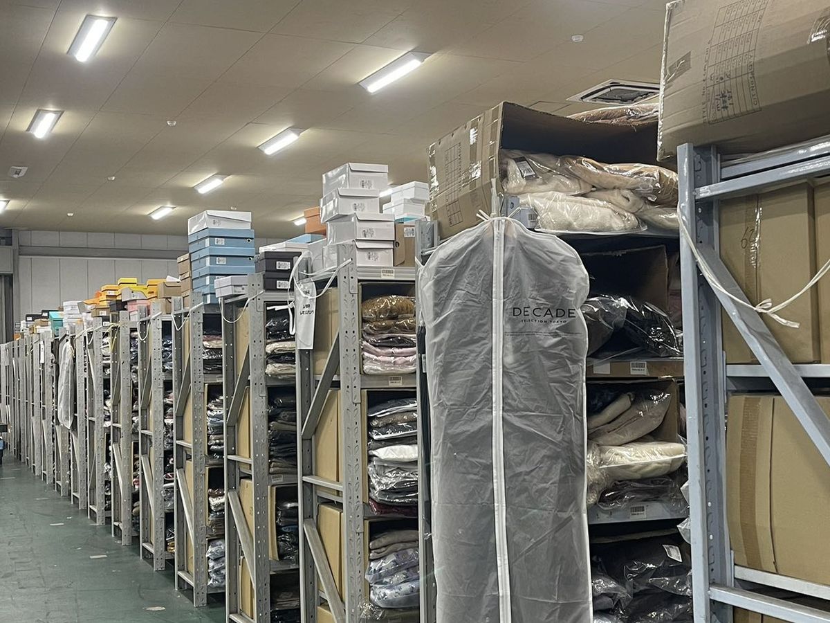 ZG海外仓日本千叶仓库实拍——一件代发仓储拣货作业区，服装类SKU整齐上架